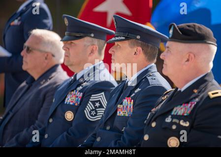 Les dirigeants de la Garde nationale du Kentucky participent à un service commémoratif tenu à Frankfort, Ky., 30 mai 2022, en l'honneur des membres de la Garde du Kentucky qui sont morts dans l'exercice de leurs fonctions. De gauche à droite se trouvent Army Brig. Le général Benjamin F. Adams III (retraité), ancien adjudant général adjoint de l'Armée de terre et président du Kentucky National Guard Memorial Fund Inc.; le Sgt. Chef de la Force aérienne, James R. Tongate, chef du commandement de l'État; le Brig de la Force aérienne. Le général Jeffrey L. Wilkinson, adjudant général adjoint pour l'aviation; et le général de division de l'Armée Haldane B. Lamberton, adjudant général du Commonwealth du Kentucky. Banque D'Images