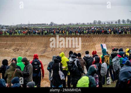 Plusieurs milliers de manifestants marchent jusqu'au bord de la mine à ciel ouvert Garzweiler après une manifestation contre la démolition du village de Lüt Banque D'Images