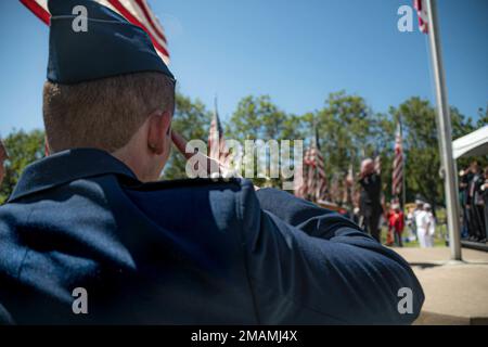 L'escadre de sauvetage 129th a été invitée à accueillir un événement de survol HH-60G de Pave Hawk pour la cérémonie annuelle d'observation du jour du souvenir à la maison funéraire et parc commémoratif d'Oak Hill, San Jose, Californie, 30 mai 2022. L'événement a rendu hommage aux anciens combattants de toutes les forces armées des États-Unis et a été organisé par le United Veterans Council du comté de Santa Clara. Banque D'Images