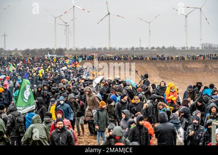 Plusieurs milliers de manifestants marchent jusqu'au bord de la mine à ciel ouvert Garzweiler après une manifestation contre la démolition du village de Lüt Banque D'Images