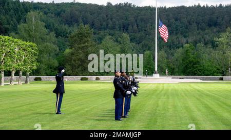 La Brigade des chevaliers a récemment participé à l'événement du Memorial Day à la Cemétrie américaine et au Mémorial d'Épinal, à Dinoze, en France. L'événement a été conçu pour honorer tous les hommes et toutes les femmes qui ont donné le sacrifice ultime au service de cette grande nation. C'est rendre hommage et respect à ces soldats et s'assurer qu'ils se souviennent de ces soldats. Le Memorial Day, également connu sous le nom de Decoration Day, a commencé avec des amis et des parents visitant les tombes et les cimetières des hommes et des femmes qui ont donné le sacrifice ultime tout en servant à la défense de cette grande nation. Cette tradition s'est perpétuée depuis des centaines d'années Banque D'Images