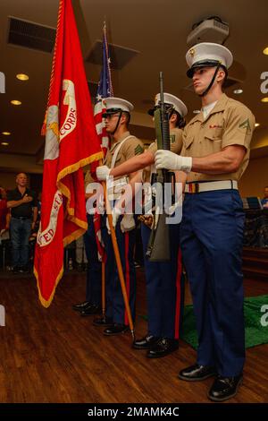 ÉTATS-UNIS Les Marines, avec le bataillon des services de sécurité et d'urgence du camp de base des corps maritimes de Pendleton, présentent les couleurs lors d'une cérémonie du jour du souvenir à l'édifice de l'Association des anciens combattants du comté du Nord à Oceanside, en Californie, au 30 mai 2022. La VANC tient une cérémonie annuelle de commémoration le jour du souvenir pour honorer ceux qui ont fait le sacrifice ultime. Banque D'Images