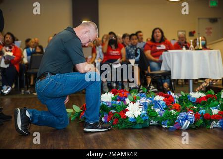 A ÉTATS-UNIS Un vétéran de la marine rend hommage à un lit de fleurs lors de la cérémonie du jour du souvenir à l'édifice de l'Association des anciens combattants du comté du Nord à Oceanside, en Californie, au 30 mai 2022. VANC fournit des soins aux anciens combattants depuis plus de 30 ans et aide les personnes dans le besoin grâce à leurs dons à but non lucratif. Ils tiennent une cérémonie annuelle de commémoration le jour du souvenir pour rendre hommage à ceux qui ont fait le sacrifice ultime. Banque D'Images