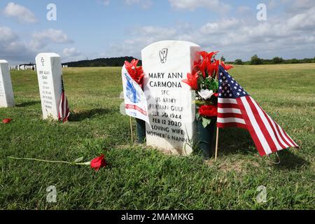 Des roses rouges sont posées sur les pierres tombales des soldats tombés pour honorer les sacrifices des militaires américains et de leurs familles le jour du souvenir, à 30 mai 2022, au cimetière des anciens combattants du Texas central, à Killeen, Texas. Le Memorial Day a été créé en 1971 pour rendre hommage à ceux qui ont servi les États-Unis et ont payé le prix ultime. Banque D'Images