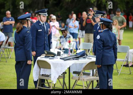 Des étudiants du corps d’instruction des officiers de réserve juniors de la Force aérienne rendent hommage à la table des prisonniers de guerre et disparus en action lors de la cérémonie du jour du souvenir à Beaufort, en Caroline du Sud, en 30 mai 2022. Le Memorial Day est un jour pour honorer tous les hommes et toutes les femmes qui ont fait le sacrifice ultime au service de leur pays. Banque D'Images