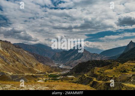 Route sinueuse dans les montagnes du Dagestan avec grande formation de montagne en arrière-plan Banque D'Images