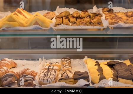 Croissants au chocolat et autres pâtisseries sur le comptoir de la pâtisserie. Pâtisseries fraîches. Desserts sucrés. vente de confiseries. Banque D'Images