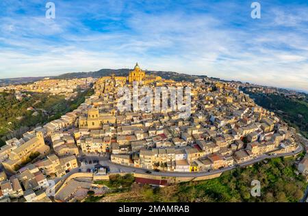 Maisons dans la ville médiévale de Piazza Armerina, Enna, Sicile, Italie - vue aérienne Cathédrale Cityscape en haut Banque D'Images