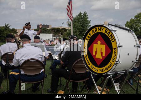 Des membres de la bande militaire 145th de la Garde nationale de l’Oklahoma jouent au cours d’une cérémonie du jour du souvenir organisée par le Musée de la division d’infanterie 45th à Oklahoma City (30 mai 2022). Le musée a tenu des cérémonies de commémoration militaire depuis sa création en septembre 1976. (Photo de la Garde nationale de l'Oklahoma par le Sgt Reece Heck) Banque D'Images