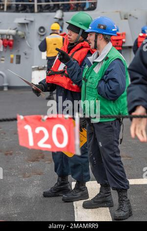 220530-N-VF045-1053 CONTRÔLE des incendies DE LA MER DES PHILIPPINES (30 mai 2022) classe 3rd Travis McGorick, de Lexington, Caroline du Sud, enseigne à Seaman Li Zhuang, de New York, comment signaler sur la piste du destroyer à missiles guidés de classe Arleigh Burke USS Milius (DDG 69) lors d'un réapprovisionnement en mer avec la flotte de Henry J. Kaiser Rapolock (T-AO 204). Milius est affecté à la Force opérationnelle 71/Escadrier Squadron (DESRON) 15, la plus importante force de surface déployée à l’avant de la Marine et la principale force de surface de la flotte américaine 7th. Banque D'Images