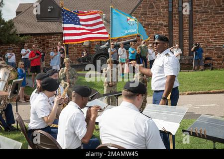 Des membres de la bande de l’Armée de terre 145th de la Garde nationale de l’Oklahoma jouent lors d’une cérémonie du jour du souvenir organisée par le Musée de la Division d’infanterie 45th à Oklahoma City, en 30 mai 2022. Le musée a tenu des cérémonies de commémoration militaire depuis sa création en septembre 1976. (Photo de la Garde nationale de l'Oklahoma par le Sgt Reece Heck) Banque D'Images