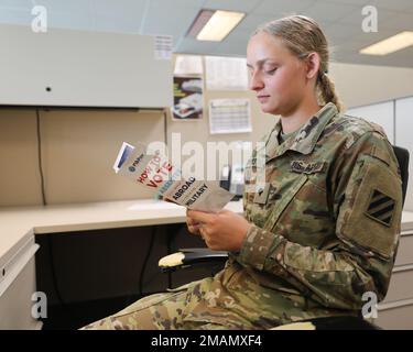 Grace Hayes, analyste du renseignement affecté à la 3rd Division d'infanterie, lit une brochure du Programme fédéral d'aide au vote à fort Stewart, en Géorgie, en 31 mai 2022. Le vote peut être très déroutant pour les militaires, leurs familles et les Américains qui vivent à l'étranger. Le Programme fédéral d'aide au vote, une organisation non affiliée politiquement, peut aider car il a été conçu pour informer les soldats des élections et du processus électoral. Banque D'Images