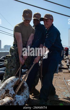 220531-N-TD381-1093 SAN DIEGO (31 mai 2022) de gauche à droite, le Matelot de mer Landen Wilson, originaire de Leesville, en Louisiane, Le Matelot de 1re classe Anderson Xavier, originaire de Fairfax, en Virginie, et le Matelot de 1re classe David Santillanjr, originaire de Phoenix, en Arizona, déplacent un maillon de la chaîne d’ancrage du porte-avions de la classe Nimitz Carl USS Vinson (CVN 70), en 31 mai. Vinson est actuellement à pierside dans son homeport de San Diego. Banque D'Images