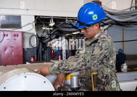 SASEBO, Japon (31 mai 2022) L'aviateur Robert Medina, d'Arlington, Texas, affecté au navire d'assaut amphibie déployé à l'avant USS America (LHA 6), effectue la maintenance de routine d'un tracteur de remorquage d'avion. America, navire chef de file de l’America Amphibious Ready Group, opère dans la zone de responsabilité de la 7e flotte des États-Unis pour améliorer l’interopérabilité avec les alliés et les partenaires et servir de force d’intervention prête pour défendre la paix et la stabilité dans la région Indo-Pacifique. Opérations quotidiennes, ForgedByTheSea, USS America (LHA 6), Banque D'Images