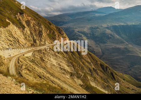 Route sinueuse dans les montagnes du Dagestan avec grande formation de montagne en arrière-plan Banque D'Images