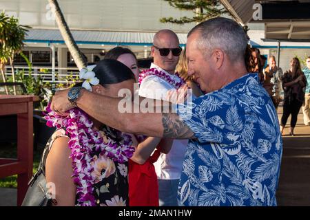 PEARL HARBOR, Hawaï (31 mai 2022) États-Unis Le chef de la flotte du Pacifique, James “Smitty” Tocorzic, et son épouse, Abby, accueillent les marins et les familles avec leis pendant les 2022 États-Unis Pacific Fleet Sailor de l'année (SOJA) semaine. Le programme SOJA, créé en 1972, reconnaît ceux qui incarnent un esprit de combat, les valeurs fondamentales de la Marine et un engagement profond envers leurs commandements et leurs communautés. Banque D'Images