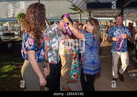 PEARL HARBOR, Hawaï (31 mai 2022) États-Unis Le chef de la flotte du Pacifique, James “Smitty” Tocorzic, et son épouse, Abby, accueillent les marins et les familles avec leis pendant les 2022 États-Unis Pacific Fleet Sailor de l'année (SOJA) semaine. Le programme SOJA, créé en 1972, reconnaît ceux qui incarnent un esprit de combat, les valeurs fondamentales de la Marine et un engagement profond envers leurs commandements et leurs communautés. Banque D'Images