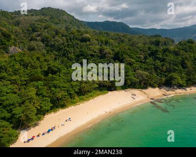 Vue aérienne par drone de Haad Laem Sing Beach à Phuket, Thaïlande. Banque D'Images