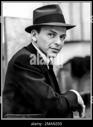 Frank Sinatra portrait informel portant son chapeau de marque, à Capitol Studios Hollywood, c octobre 1957, pendant l'enregistrement de 'Come Fly with Me'. Californie États-Unis Banque D'Images