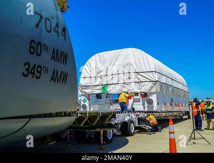 Les porteurs de l'aile 60th de la mobilité aérienne et de Lockheed Martin Space chargent le sixième satellite géosynchrone du système infrarouge spatial Orbit terrestre (SBIRS GEO-6) dans un avion C-5M Super Galaxy à l'aérodrome fédéral de Moffett, en Californie, au 31 mai 2022. Le satellite a été conduit à une installation de traitement pour subir des essais et un ravitaillement avant l'encapsulation. GEO-6 devrait être lancé en juillet 2022 et est le dernier lancement du programme SBIRS. Banque D'Images