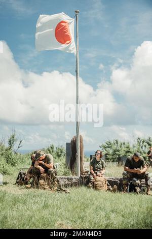 Un drapeau japonais survole le Mont Suribachi à l'île de Iō Tō (Iwo Jima), Japon, 31 mai 2022. Mt. Suribachi est la caractéristique la plus importante de l'île et le site des célèbres États-Unis Drapeau du corps marin levant sur 23 février 1945. Des Marines de plusieurs unités assignées à la Force expéditionnaire maritime III sont allées à Iwo Jima pendant le week-end du jour du souvenir pour honorer les Marines de la Seconde Guerre mondiale Banque D'Images