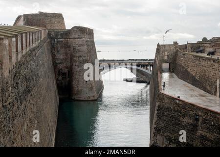 Les murs royaux de Ceuta (espagnol: Murallas Reales de Ceuta) sont une ligne de fortification à Ceuta, une ville autonome espagnole en Afrique du Nord. Banque D'Images