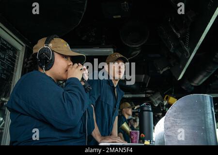 220531-N-CJ603-1088 VIRGINIA BEACH, VIRGINIE - (31 mai 2022)— Administration de l'entretien de l'aviation 3rd classe Samuel Louis, affecté au navire d'atterrissage de la classe Harpers Ferry USS carter Hall (LSD 50), montre d'observation lorsque le navire quitte la base expéditionnaire joint Little Creek, Virginie, 31 mai 2022. Carter Hall mène actuellement des opérations de routine. Banque D'Images