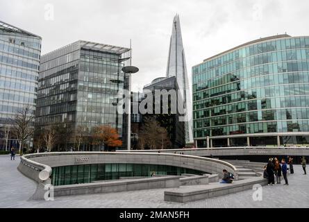 More quartier de Londres, Londres / Royaume-Uni: Vue sur le bâtiment Shard, d'autres bâtiments de bureau et l'amphithéâtre Scoop où des spectacles gratuits sont organisés. Banque D'Images