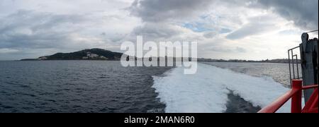 Vue panoramique de Ceuta prise de la mer sur un navire traversant le détroit de Gibraltar. Banque D'Images