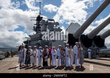 PEARL HARBOR, Hawaï (01 juin 2022) États-Unis Pacific Fleet Sailor of the Year (SOJA) les nominés et les familles posent pour une photo à bord du Battleship Missouri Memorial pendant les 2022 États-Unis Semaine DU SOJA de la flotte du Pacifique. Les candidats et les membres du conseil d'administration du marin de l'année ont visité le Missouri pour renforcer leur compréhension et leur appréciation de l'histoire et du patrimoine de la marine. Le programme SOJA, créé en 1972, reconnaît ceux qui incarnent un esprit de combat, les valeurs fondamentales de la Marine et un engagement profond envers leurs commandements et leurs communautés. Banque D'Images