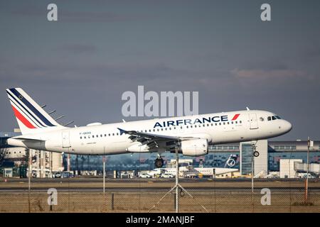 Bucarest, Roumanie - 17 janvier 2023: Air France, F-GKXO, Airbus A320-214, les avions atterri à l'aéroport Henri Coanda d'Otopeni. Banque D'Images