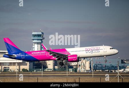 Bucarest, Roumanie - 17 janvier 2023: Wizz Air, HA-LZV, Airbus A321-271NX, les avions atterri à l'aéroport Henri Coanda d'Otopeni. Banque D'Images