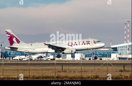 Bucarest, Roumanie - 17 janvier 2023 : Qatar Airways, A7-AHG, Airbus A320-232, l'avion atterrit à l'aéroport Henri Coanda d'Otopeni. Banque D'Images