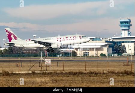 Bucarest, Roumanie - 17 janvier 2023 : Qatar Airways, A7-AHG, Airbus A320-232, l'avion atterrit à l'aéroport Henri Coanda d'Otopeni. Banque D'Images