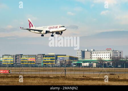 Bucarest, Roumanie - 17 janvier 2023 : Qatar Airways, A7-AHG, Airbus A320-232, l'avion atterrit à l'aéroport Henri Coanda d'Otopeni. Banque D'Images