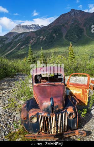 Une gamme de camions rouillés abandonnés après la guerre qui rouillent dans le désert pendant l'été dans le nord du Canada Banque D'Images