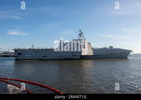 230118-N-ZS023-1044 SAN DIEGO (18 janv. 2023) navire de combat littoral version indépendante unité de pré-mise en service Santa Barbara (LCS 32) arrive à son homeport de San Diego pour la première fois, le 18 janv. Le plus récent LCS de l’inventaire de la Marine, Santa Barbara, devrait être mis en service plus tard cette année. Les navires de combat littoraux sont des combattants de surface rapides, avec un personnel optimal et adaptés aux missions, qui opèrent dans des environnements proches du rivage et en pleine mer, ce qui permet de vaincre les menaces côtières du 21st siècle. Le système LCS s'intègre à des équipes conjointes, combinées, avec personnel et sans personnel pour soutenir la présence directe, la sécurité maritime, Banque D'Images