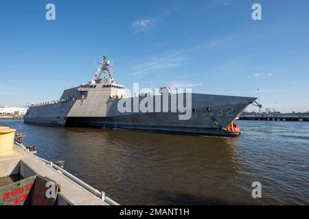 230118-N-ZS023-1052 SAN DIEGO (18 janv. 2023) navire de combat littoral version indépendante unité de pré-mise en service Santa Barbara (LCS 32) arrive à son homeport de San Diego pour la première fois, le 18 janv. Le plus récent LCS de l’inventaire de la Marine, Santa Barbara, devrait être mis en service plus tard cette année. Les navires de combat littoraux sont des combattants de surface rapides, avec un personnel optimal et adaptés aux missions, qui opèrent dans des environnements proches du rivage et en pleine mer, ce qui permet de vaincre les menaces côtières du 21st siècle. Le système LCS s'intègre à des équipes conjointes, combinées, avec personnel et sans personnel pour soutenir la présence directe, la sécurité maritime, Banque D'Images