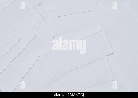quelques morceaux de papier sur les autres morceaux dans le fond est bleu et blanc, avec un morceau manquant Banque D'Images