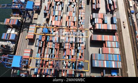 Un port maritime dans une grande ville. Vue de drone. Banque D'Images