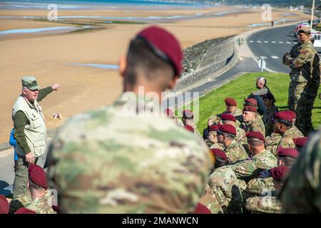 Les soldats écoutent Keith Nightingale parler de la bataille de Normandie tout en dominant Omaha Beach en Normandie, France, 1 juin 2022. Au cours du débarquement de 1944, des membres du service des États-Unis ont pris d'assaut Omaha Beach, 6 juin 1944, dans le cadre de l'opération Overlord, le nom de code de la bataille de Normandie, une opération qui a lancé l'invasion réussie des zones occupées par l'Allemagne en Europe occidentale pendant la Seconde Guerre mondiale Banque D'Images