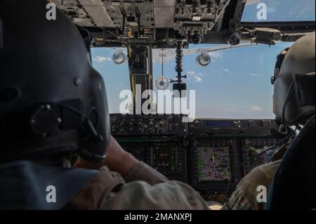 Un avion de ravitaillement en vol CV-22 Osprey affecté à l'escadron des opérations spéciales 20th et un avion de ravitaillement KC-46 Pegasus affecté à l'escadron de ravitaillement en vol 349th effectuent la première opération de ravitaillement en vol effectuée entre les deux aéronefs au-dessus de la base aérienne de Cannon, Nouveau-Mexique, 1 juin 2022. Banque D'Images