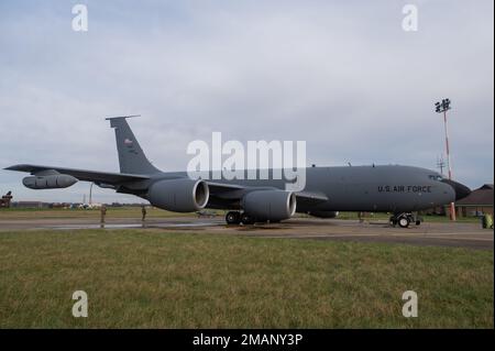 A ÉTATS-UNIS Les avions de la Force aérienne KC-135 Stratotanker affectés à l'escadre de ravitaillement en vol 100th sont soumis à des procédures préalables au vol sur la ligne aérienne, le 18 janvier 2023, à la Royal Air Force Mildenhall, en Angleterre. Les aviateurs d'entretien d'aéronefs préparent le KC-135 pour le dégivrage afin de s'assurer que les surfaces de contrôle ne sont pas gelées avant le décollage pour sa mission. Pour préciser que le Commandement de la mobilité aérienne est peint sur sa queue de cet aéronef, il est maintenant sous le commandement de l'escadre de ravitaillement en carburant de 100th. (É.-U. Photo de la Force aérienne par Airman 1st classe Christopher Campbell) Banque D'Images
