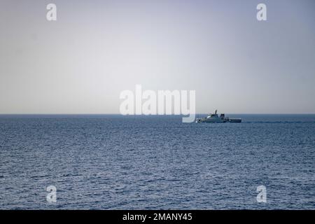 220601-N-XR893-1227 MER MÉDITERRANÉE (1 juin 2022) navire de patrouille offshore multiservice de la Marine tunisienne Syphax (P 611) transite le long de l'exercice Phoenix Express 2022 en 1 juin 2022 mer Ionienne, le destroyer à missiles guidés de classe Arleigh Burke USS Bainbridge (DDG 96). Phoenix Express 2022, réalisé par les États-Unis Forces navales en Afrique, est un exercice maritime conçu pour améliorer la coopération entre les pays participants afin d'accroître la sécurité maritime dans la région Ionienne. Banque D'Images