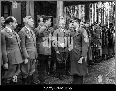 Adolf Hitler avec les gaulériers et les Reichsleiters, réception au siège de Gierłoż, Wolfsschanze, près de Ratenburg en Prusse orientale, connu sous le nom de Wolf's Lair (à droite), Sorenger, Wilhelm Murr, Stuertz, Baldur von Schirach (les grands adolf Hitler), Karl Hanke, August Eigruber, Jordan, Karl Weinrich, Franz Schwede-Coburg, Heinrich Himmler, Alfred Rosenberg, Ritter von Epp, Wilhelm Frick, Franz Xaver Schwarz, Robert Ley. Au QG Hitlers .'Wolfsschanze ' près de Ratenburg en Prusse orientale: Réception pour le Reichsleiter et les Gauleiters après leur rencontre à Berlin; Banque D'Images