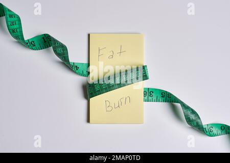une bande enroulée autour d'un morceau de papier jaune avec le mot b est écrit en noir, et une image de a Banque D'Images