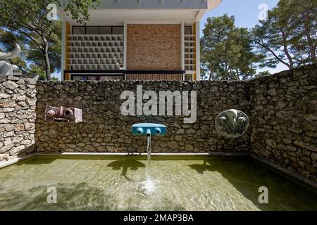 Sculptures de Joan Miró exposées à la Fondation Maeght, Saint-Paul de Vence, France. Crédit: MLBARIONA/Alamy stock photo Banque D'Images