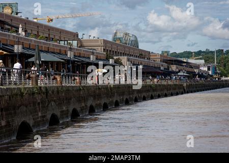 "Les Hangars", entrepôts restaurés pour abriter des activités commerciales comme "village de bord'eau" à Bordeaux, en France. Crédit: MLBARIONA/Alamy stock photo Banque D'Images