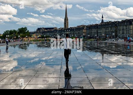 Miroir d’eau, l’une des plus grandes piscines à réflexion au monde, située à Bordeaux, en France. Crédit: MLBARIONA/Alamy stock photo Banque D'Images