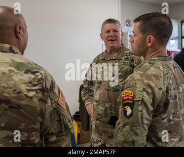 ÉTATS-UNIS Le général de division Joseph McGee, commandant général de l'Armée de terre, 101st, Division aéroportée (assaut aérien) et fort Campbell accueillent les soldats 2 juin 2022, lors de la commémoration du jour J 78th orientation du champ de bataille de Carentan, au Théâtre de Carentan, Carentan, France. L'assaut aérien du jour J en Normandie a été la plus grande utilisation de troupes aériennes pendant la Seconde Guerre mondiale Des parachutistes des divisions aéroportées américaines 82nd et 101st, de la division aéroportée britannique 6th, du bataillon de parachutistes canadien 1st et d'autres unités alliées ont participé à l'assaut. Banque D'Images